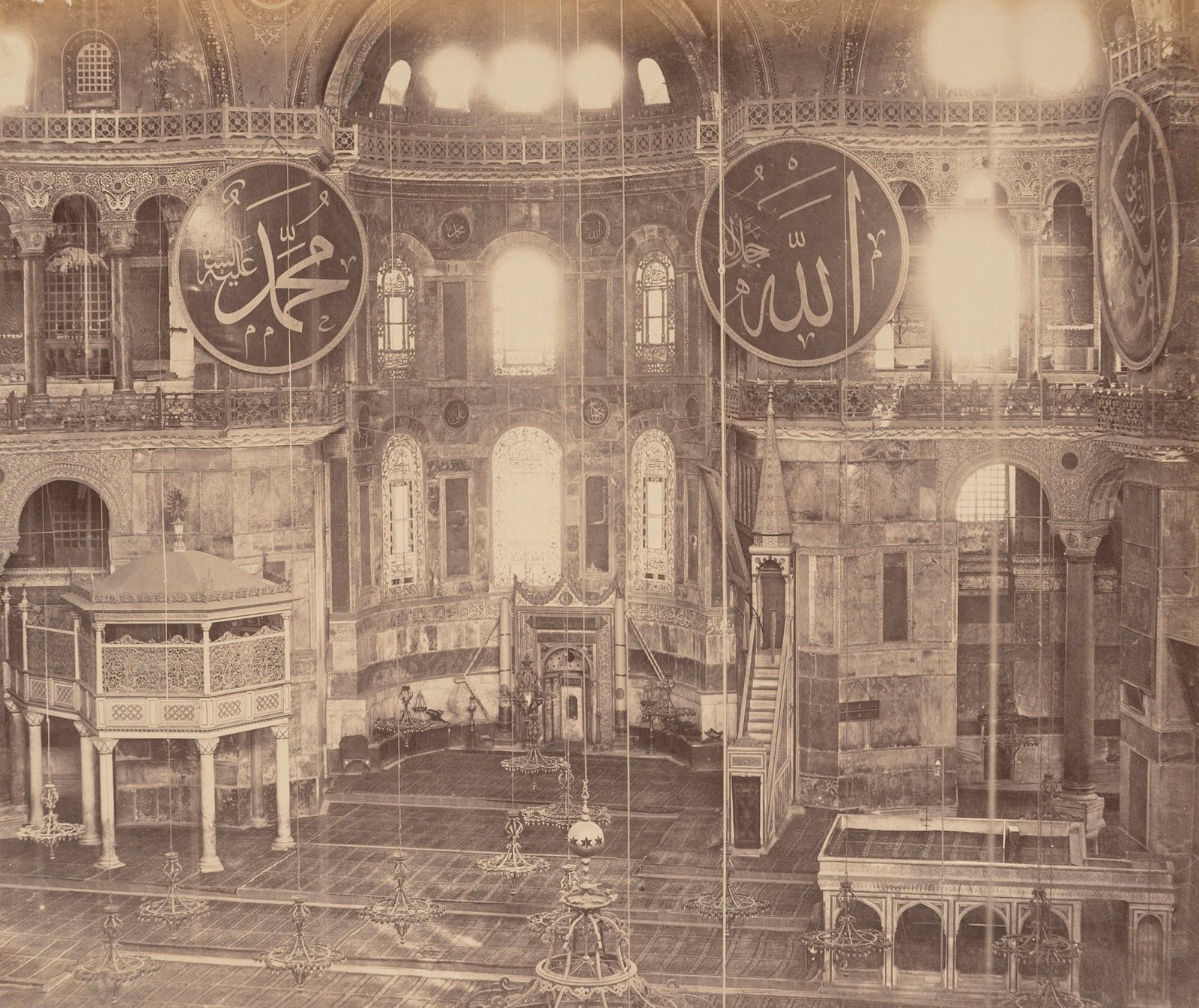 Null 阿布杜拉兄弟的重要摄影作品集

土耳其，君士坦丁堡，约1865年

长方形宽页画册，用黑色珍珠岩装订，包含37张盐渍铝化纸和蛋白纸上的照片。装订的书脊&hellip;