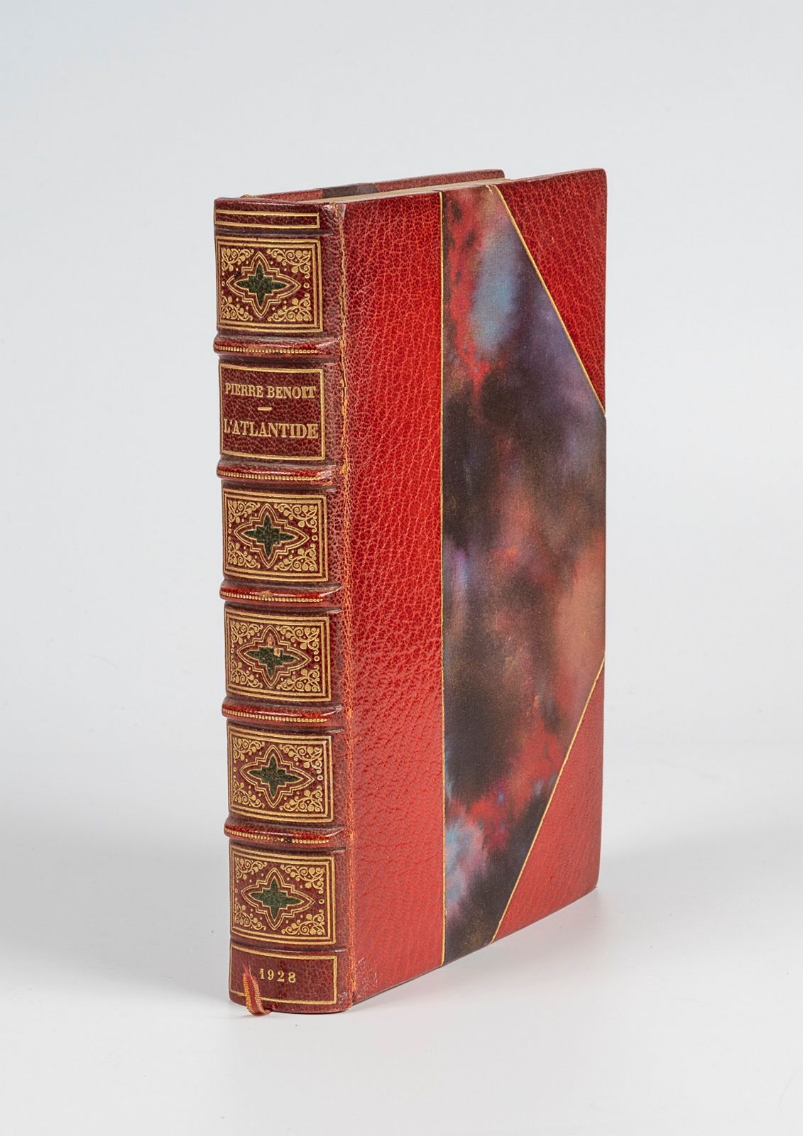 Null 贝诺伊特（皮埃尔）。L'Atlantide.巴黎，Hachette，1928年。8开本，红色半马洛金，带角，书脊镀金，有马赛克花纹，头部镀金，封面和书&hellip;