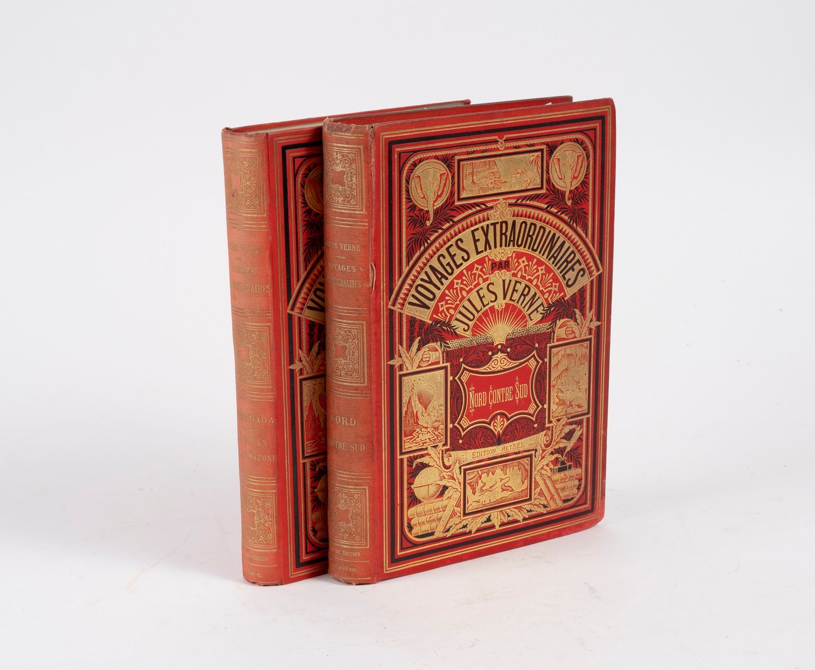 Null VERNE（儒勒）。北方对南方。P.，Hetzel，（1887）。8开本，红色和金色纸板上有两只大象，书脊类型为D，第二板类型为N，描金（A. L. &hellip;