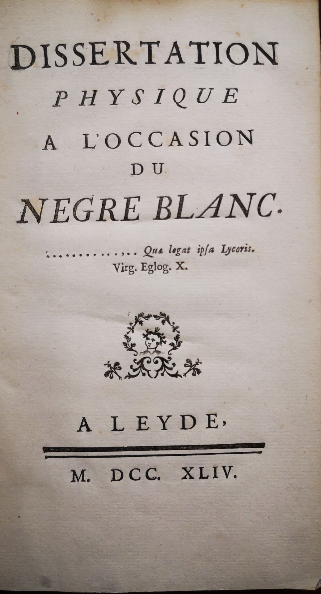Null MAUPERTUIS]. Physical dissertation on the occasion of the white negro. Leid&hellip;