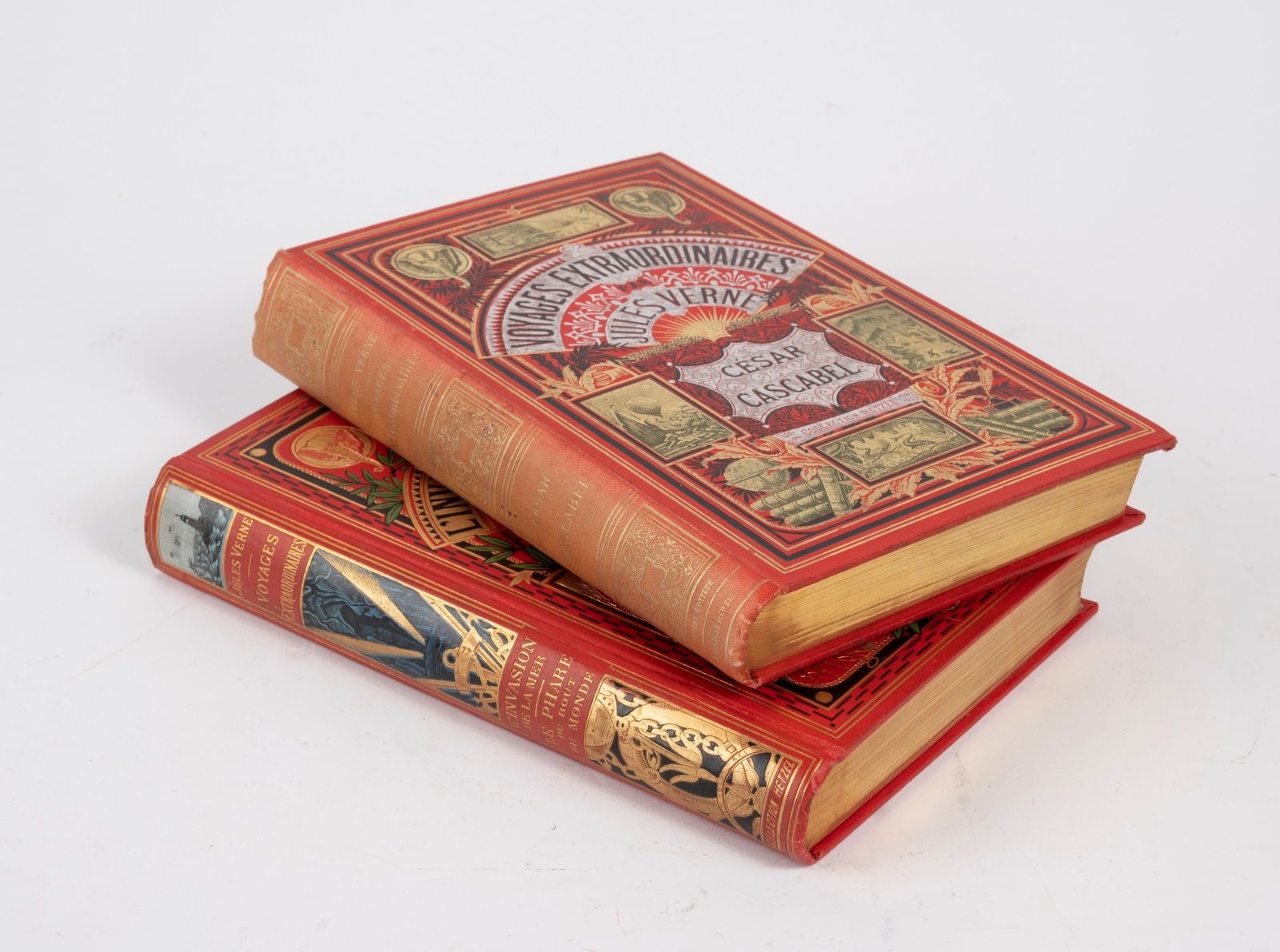 Null VERNE（儒勒）。César Cascabel.P.，Hetzel，（约1890）。8开本，红色和金色纸板上有两头大象，银色背景上有 "Voyage&hellip;