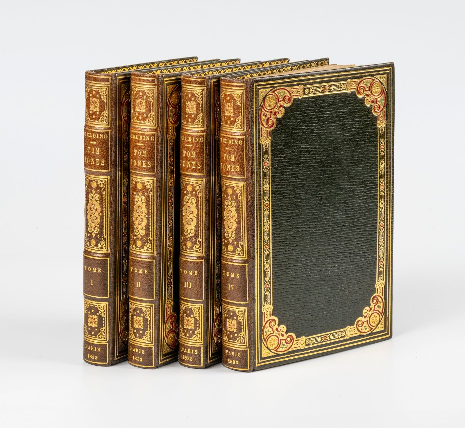 Null 垒球。汤姆-琼斯或一个弃儿的故事。巴黎，Firmin Didot，1833年。4卷8开本，绿色长纹摩洛哥，红色、绿色、赭色的大型镀金和马赛克框架，书脊&hellip;