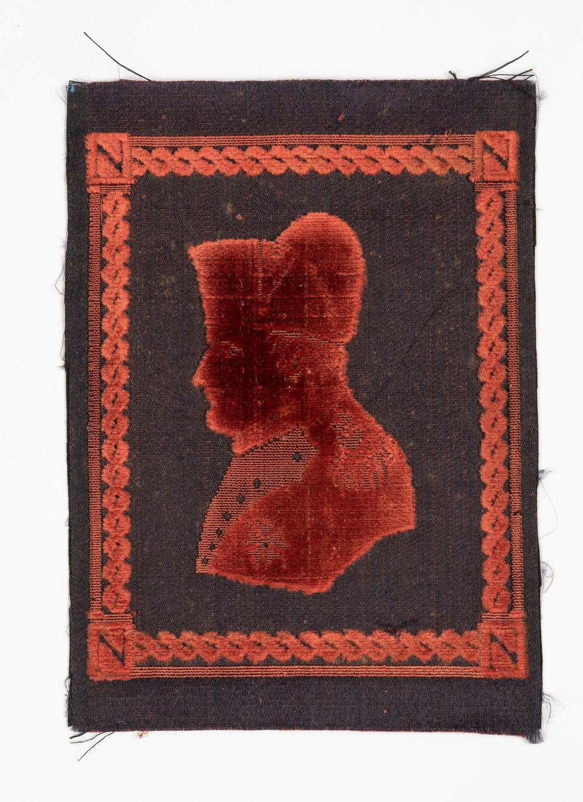 Null NAPOLEÓN - Figura tejida de Napoleón I sobre terciopelo rojo. 11,5 x 16 cm.