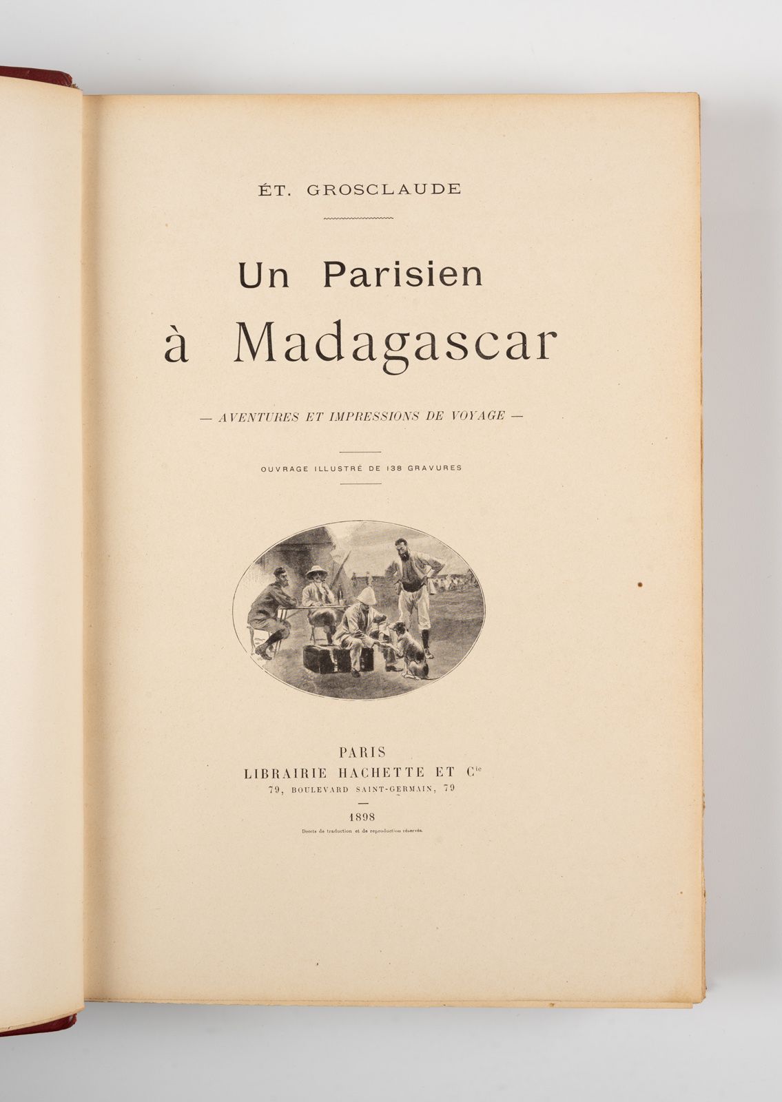 GROSCLAUDE (Ét.). GROSCLAUDE（等）。 
一个巴黎人在马达加斯加。冒险和旅行印象。 
巴黎，Hachette，1898年。8开本，红色&hellip;