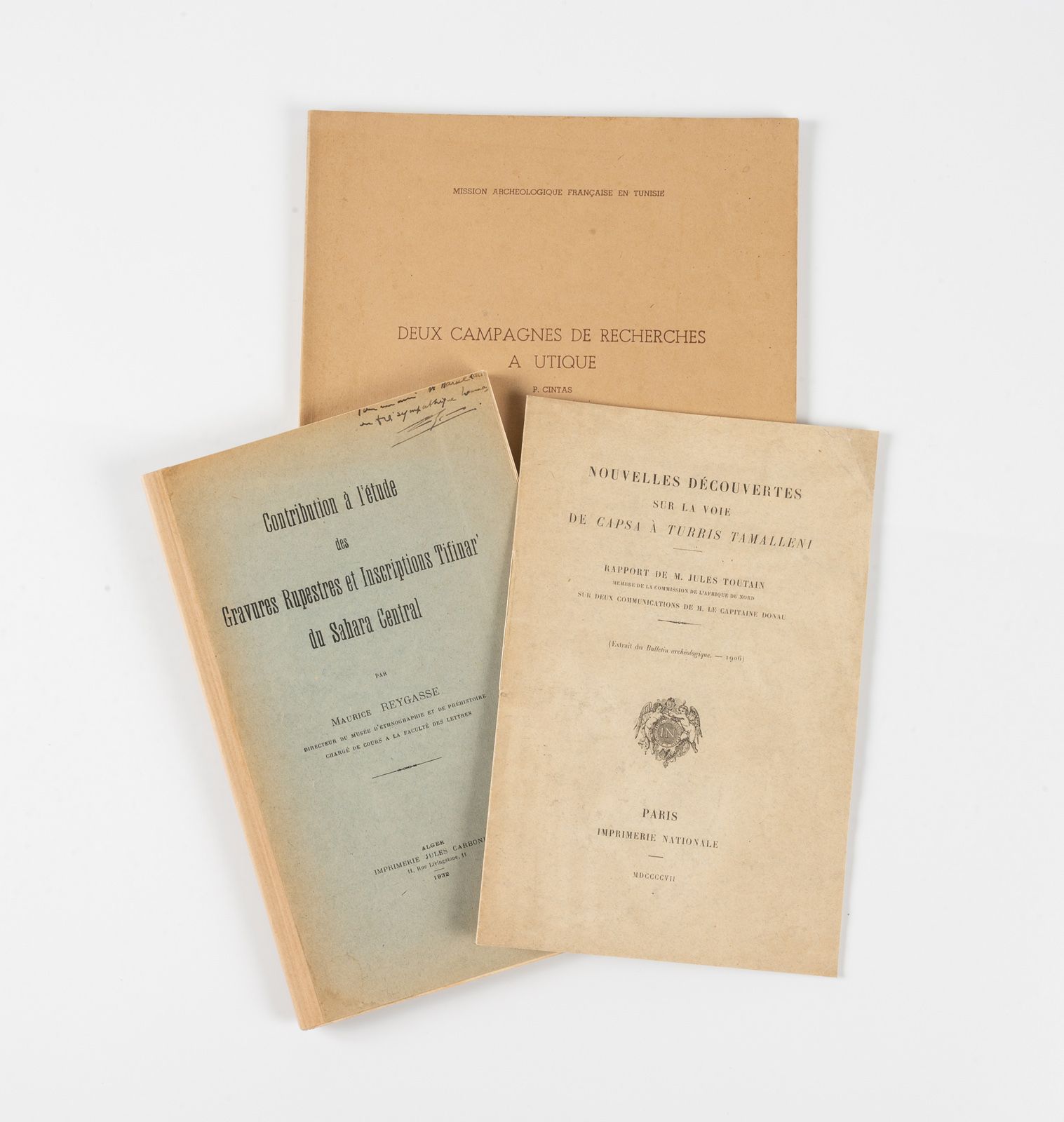CINTAS (P.). CINTAS（P.）。
在Utique的两次研究活动。 
法国驻突尼斯考古团，1951年。4开本，平装本。
附有2个8开的小册子： 
&hellip;