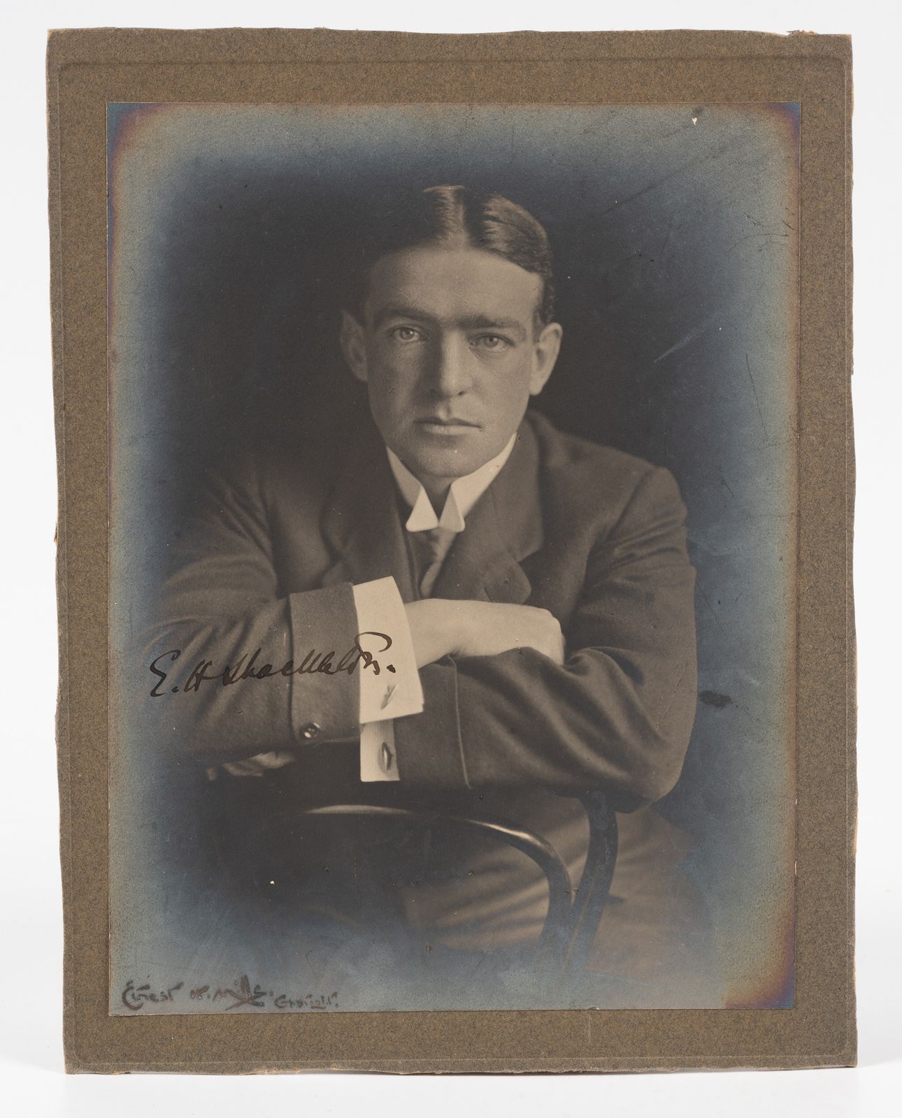 MILLS (E. H.). MILLS (E. H.).
欧内斯特-沙克尔顿的摄影画像。
大约在1905年。溴化银照片（15.5 x 20.5厘米），安装在纸&hellip;