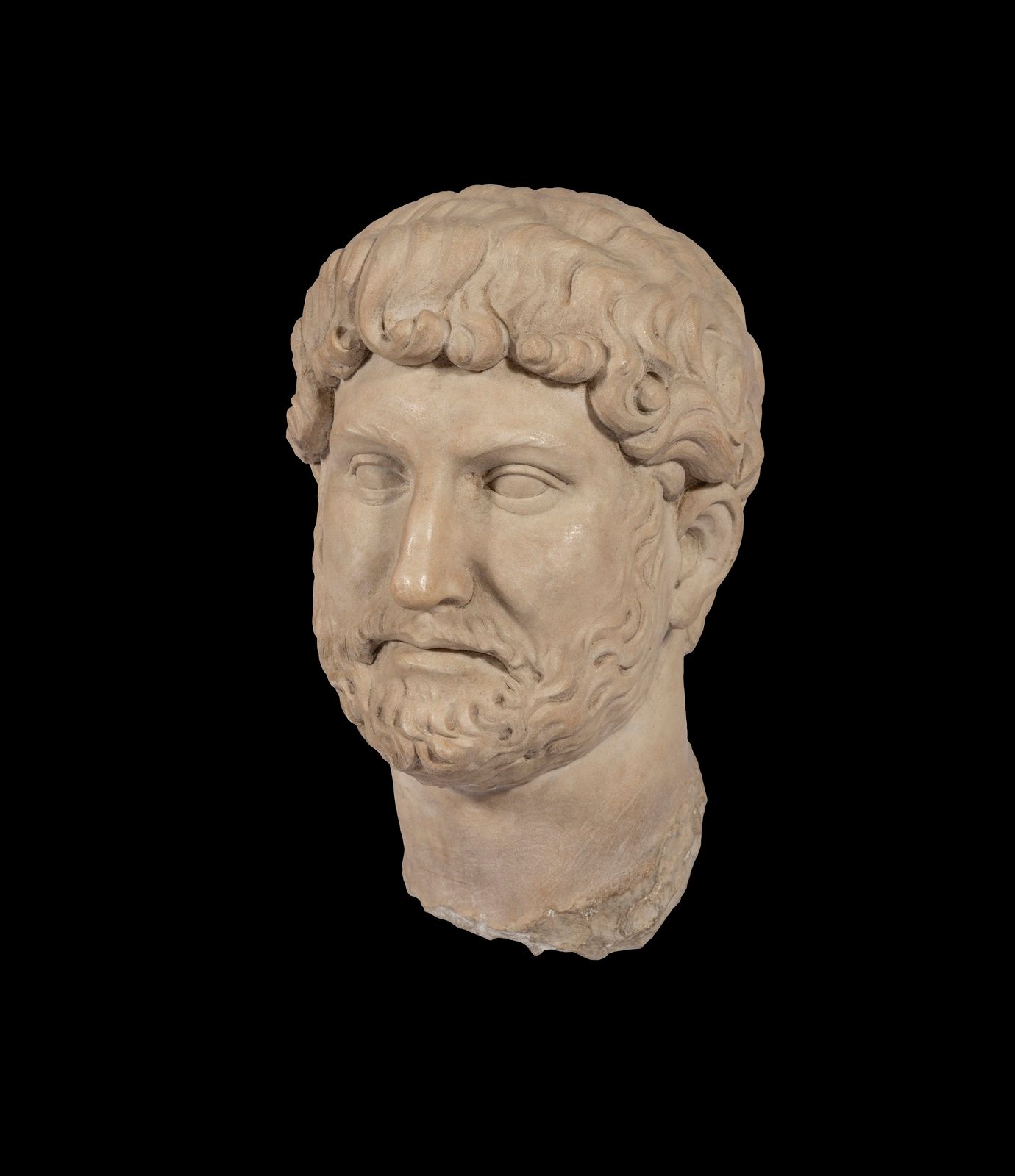 Null 表现哈德良皇帝肖像的圆形头像。头发是由波浪形的发丝组成，胡须和小胡子也是如此。白色大理石。有明显的缺口。具有2世纪上半叶的罗马风格。尺寸：39 x 2&hellip;