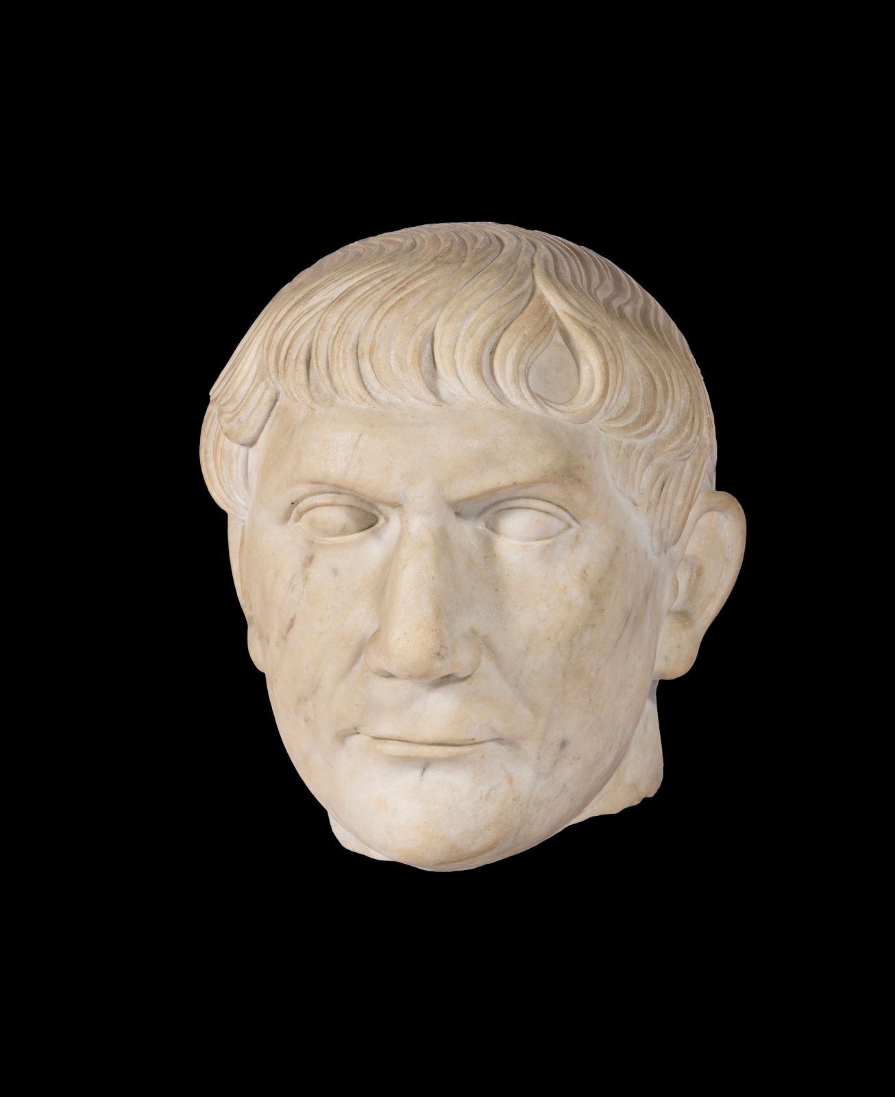 Null Tête en ronde bosse représentant le portrait de l'empereur Trajan. La cheve&hellip;
