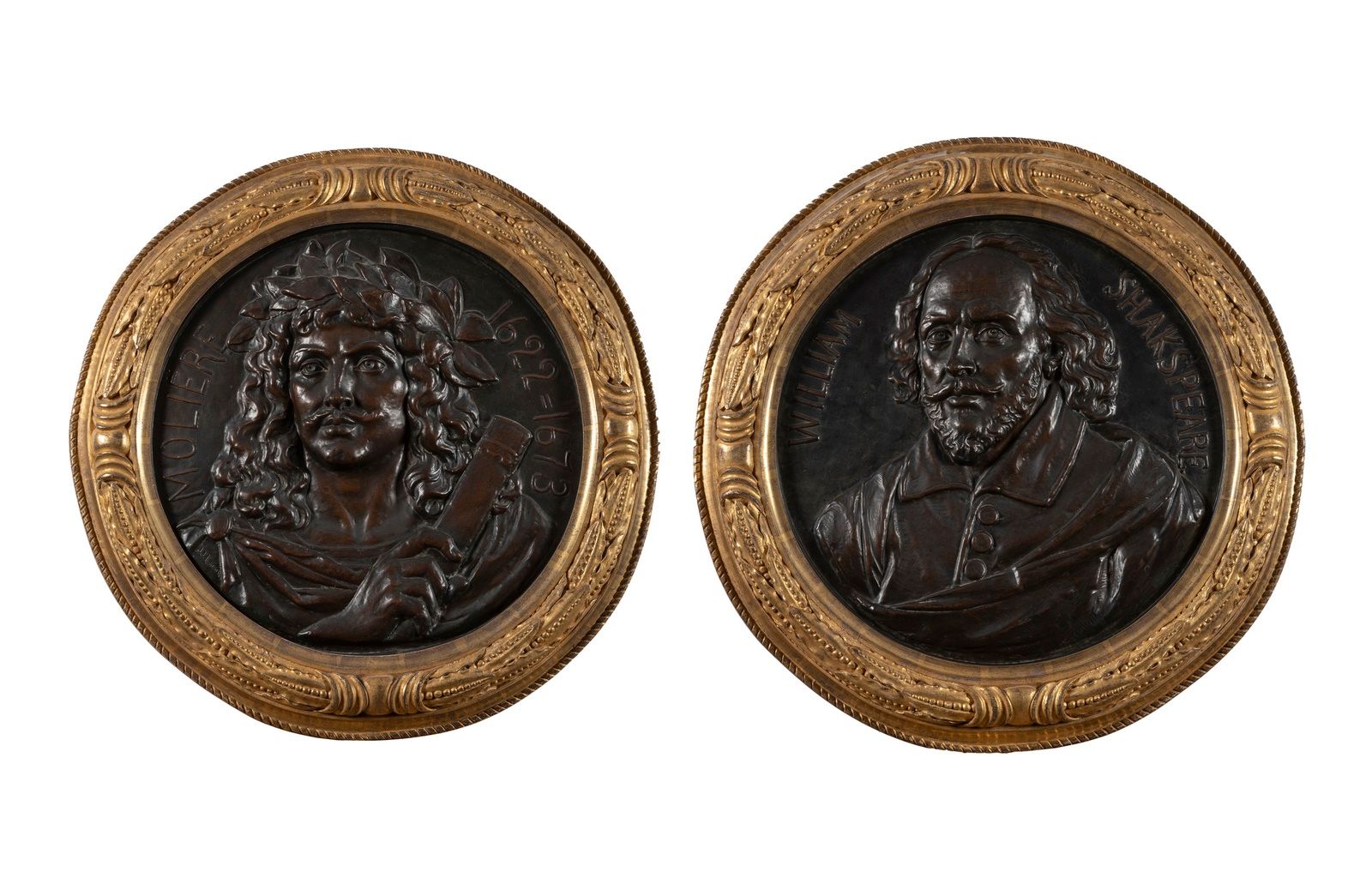 Null 19世纪的学校
"莫里哀 "和 "莎士比亚
一对用金属重塑的奖章，美丽的镀金木框。
直径：54厘米。