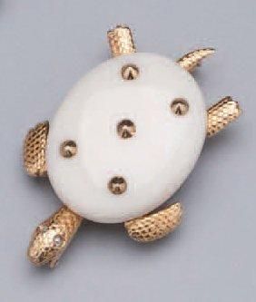 CHAUMET Broche en or ciselé, stylisant une tortue, les yeux sertis de petites ro&hellip;