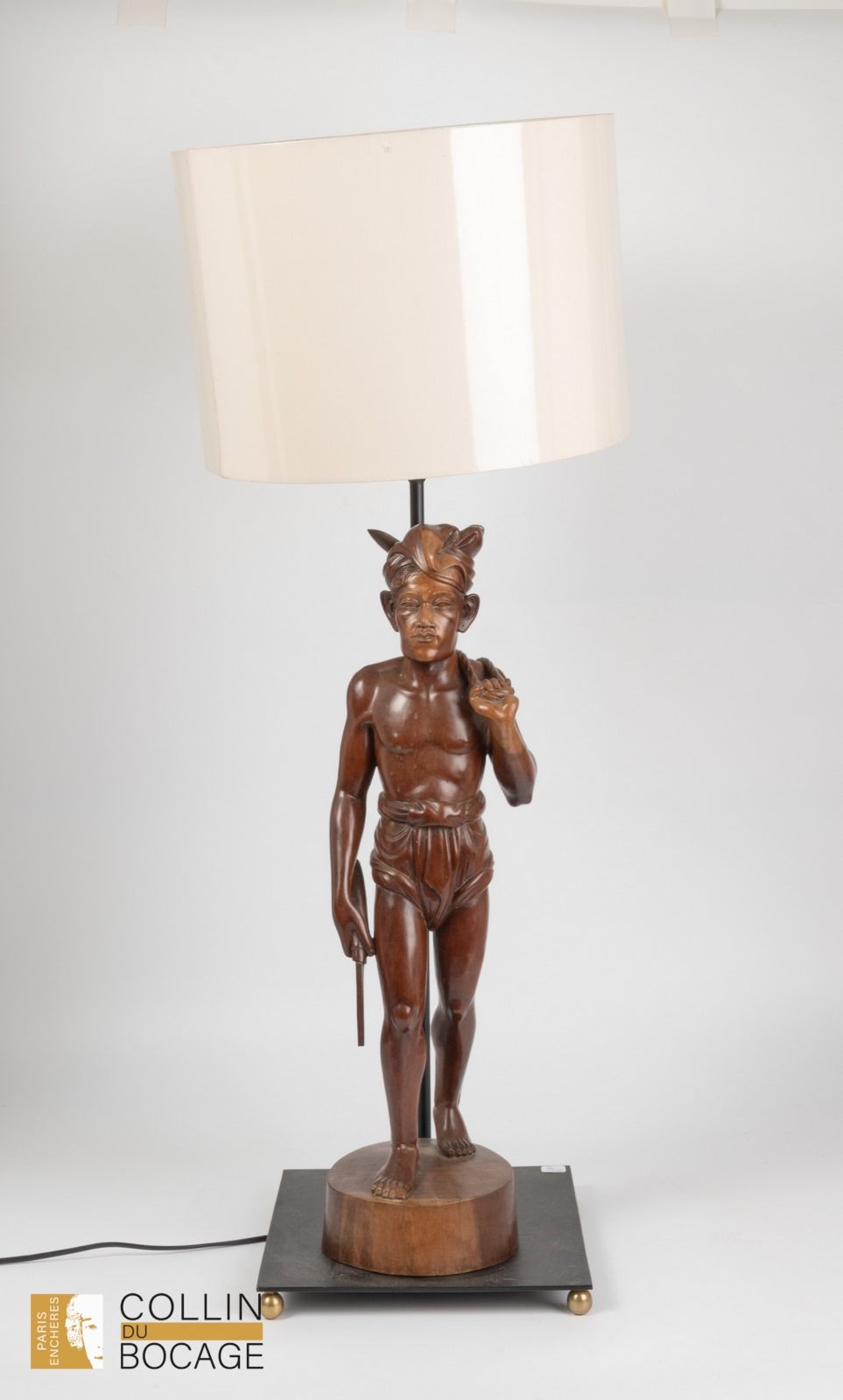 Null 巴厘岛农民灯像，约 1940 年
木材、漆金属
雕塑高 61 厘米；带灯罩高 95 厘米，不带灯罩高 75 厘米。