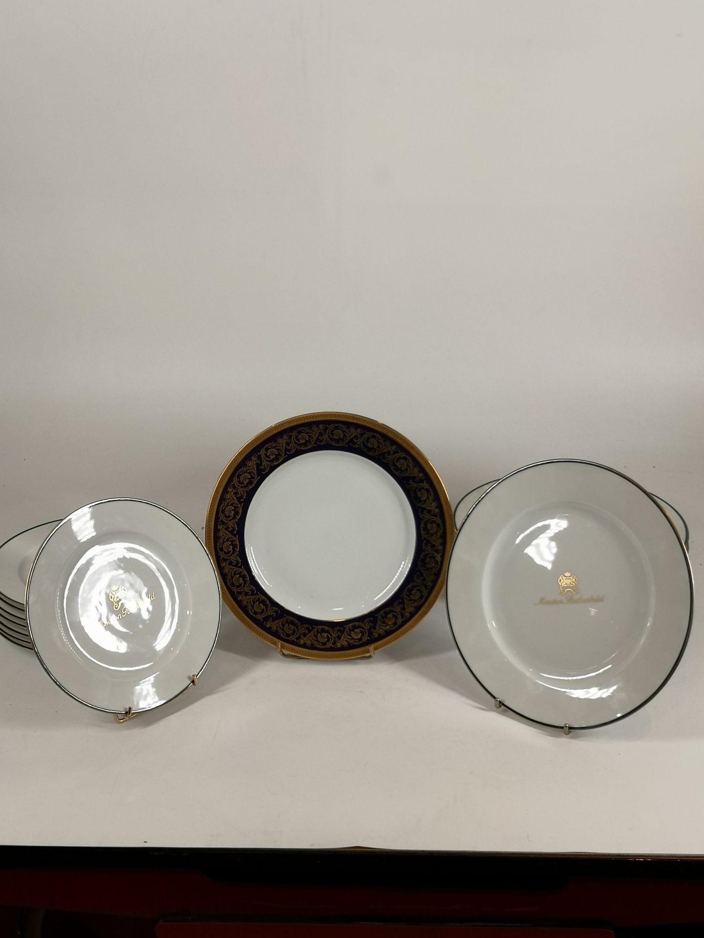 Null 木桐酒庄
金锉瓷餐具。它由七个中间标有 "Mouton Rothschild "字样的餐盘、十个餐盘和八个甜点盘组成。
餐盘和大盘直径：26 厘米