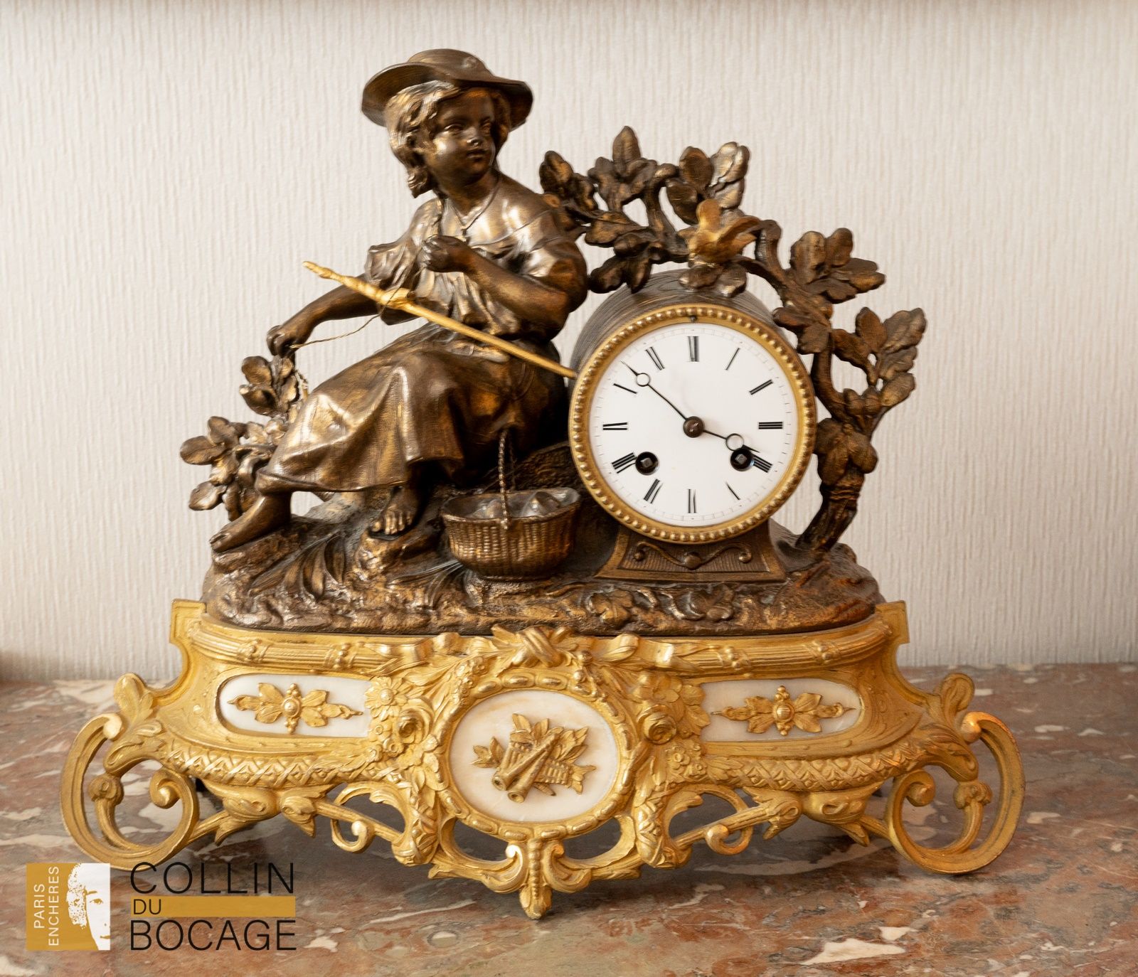 Null Reloj con hilandera
 bronce patinado 
Época de Napoleón III
34 x 40 cm