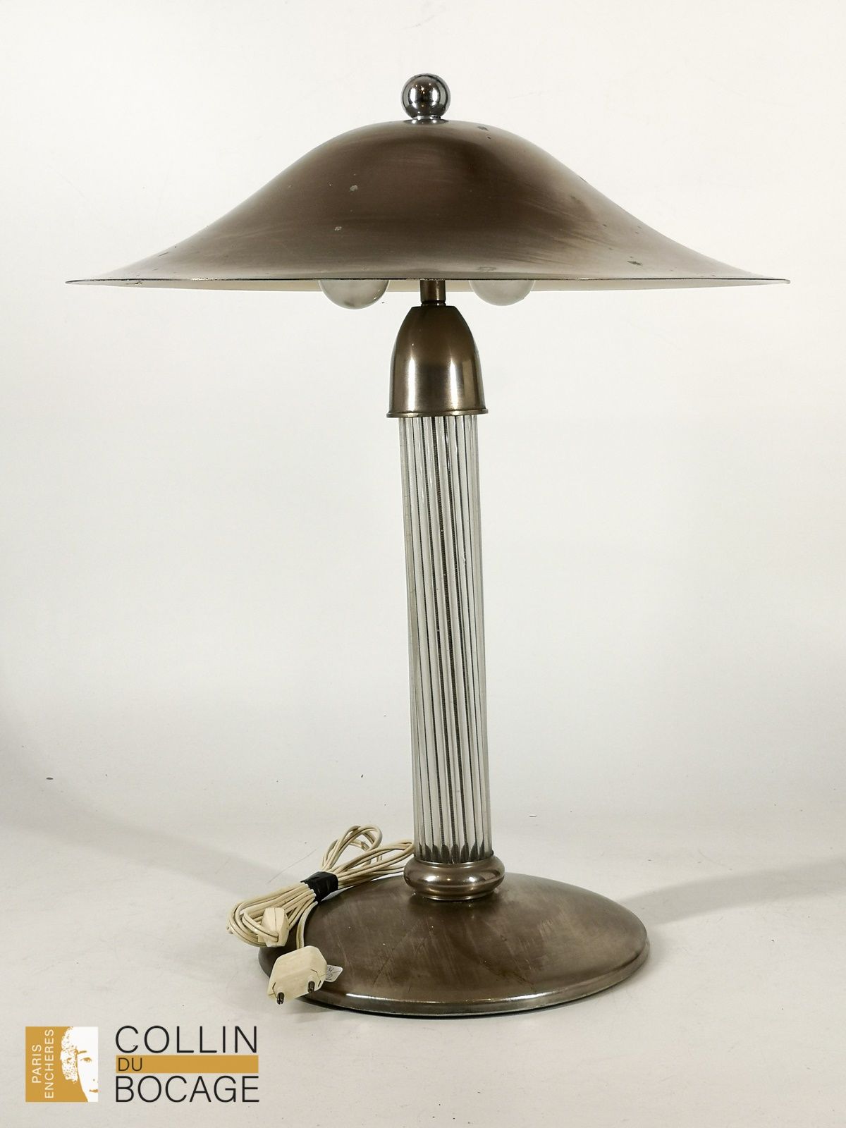 Null Lampe "Strahl"
Metall
Epoche des Art Déco
H: 53 cm, D: 44 cm
(Oxidationsspu&hellip;