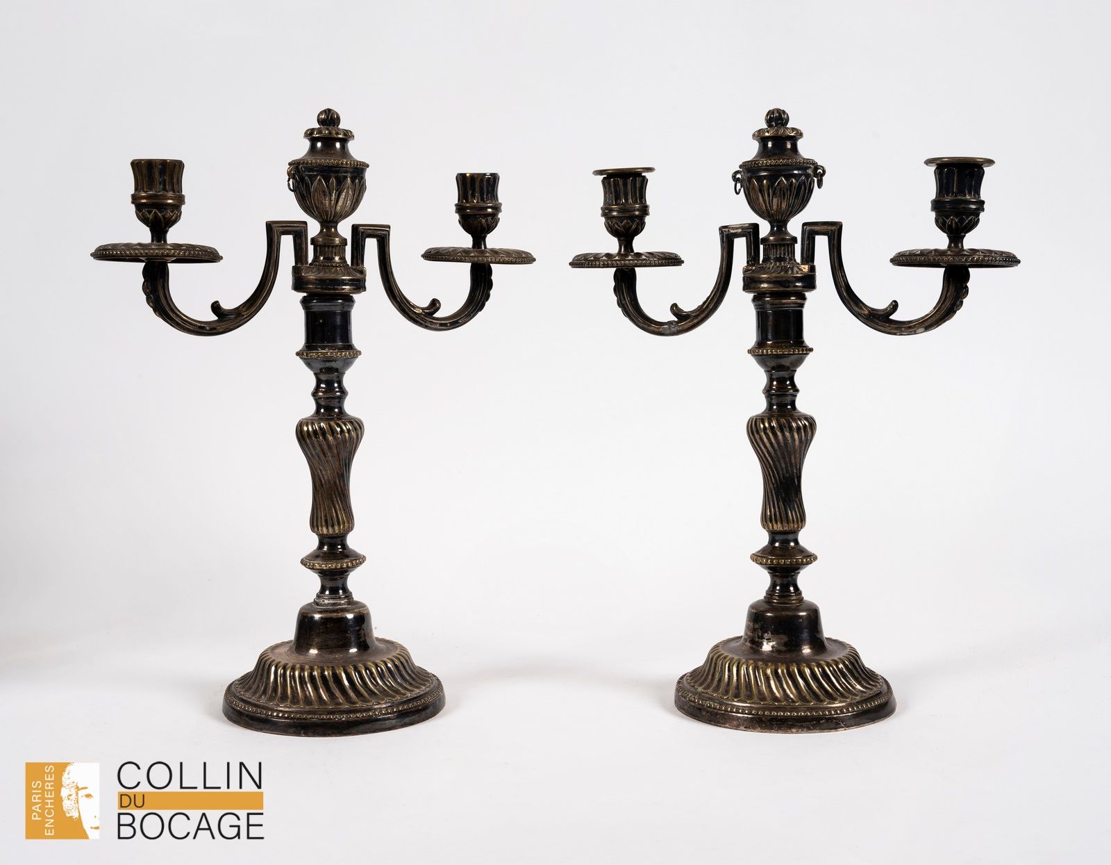 Null Pair of two-light silver-plated candlesticks, topped with a base, the shaft&hellip;