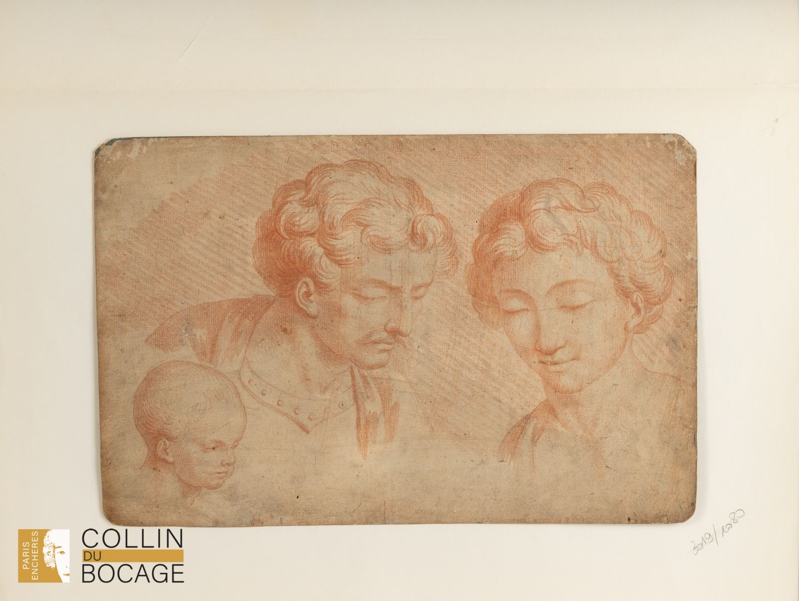 Null 头像研究
三个头像：留小胡子的男人、女人和婴儿
粘贴在纸上的三色纸
36.5 x 24 厘米