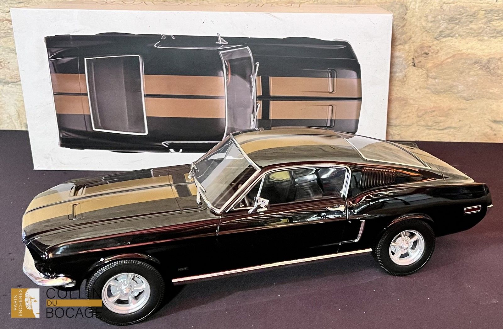 Null 1/12, NOREV, Ford Mustang Fastback 1968 schwarz mit goldenen Streifen.
Limi&hellip;