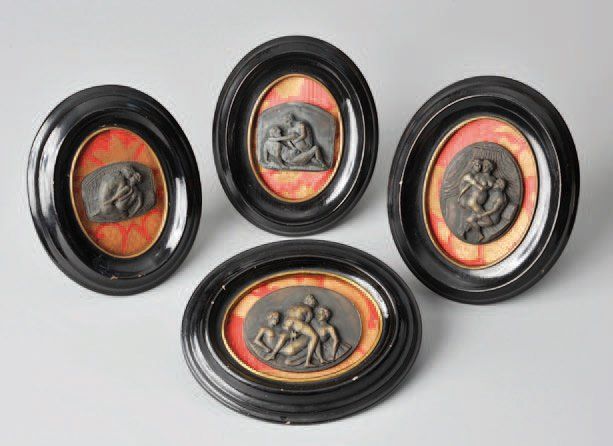 Null Lot de six médaillons en bois noirci présentant des plaques en bronze patin&hellip;