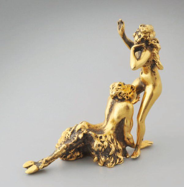 Null Nymphe et satyre. Groupe en bronze doré et patiné en deux parties. Signé du&hellip;