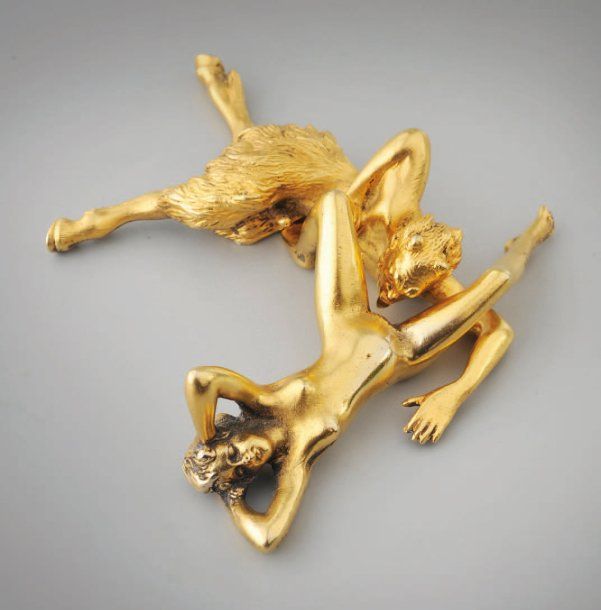 Null Nymphe et satyre. Groupe en bronze doré et patiné en deux parties. Signé du&hellip;