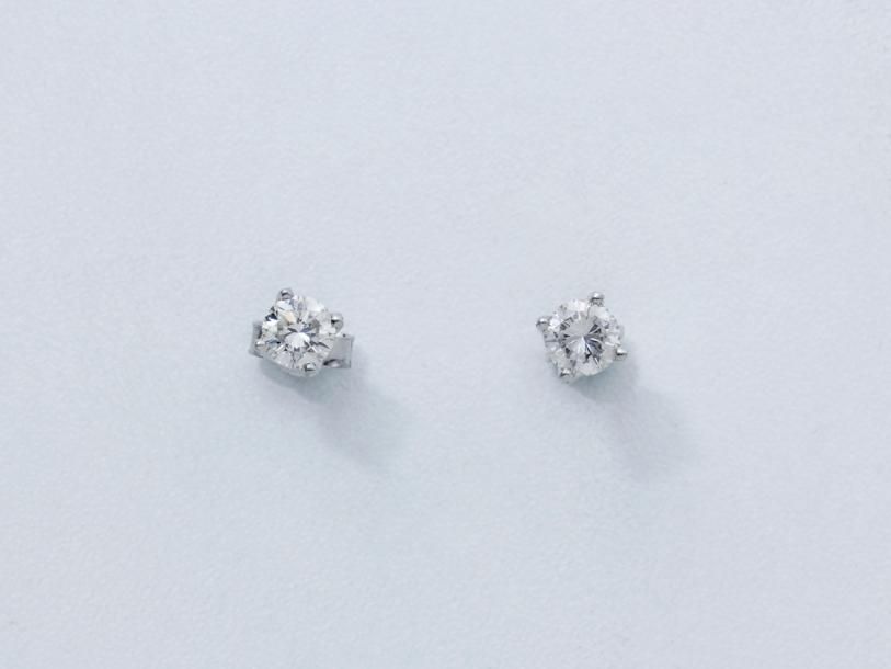 Null Paire de clous d'oreillesen or gris 750 millièmes, ornés d'un diamant brill&hellip;