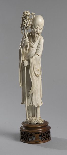 Null Statuette en ivoire représentant un immortel tenant un ruyi sur un socle bo&hellip;