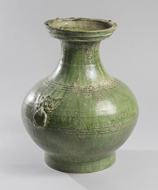 Null VASE BALUSTRE à col évasé en grès émaillé vert.
Chine, époque Han (206 av. &hellip;