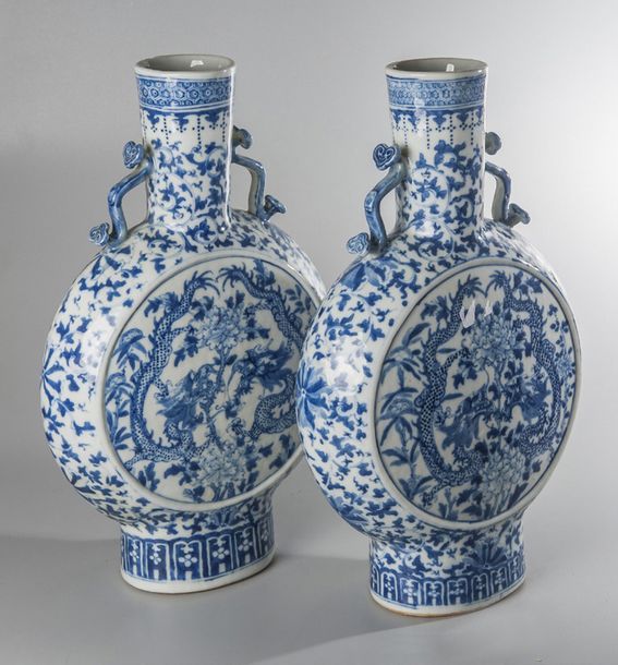 Null ENSEMBLE DE DEUX GOURDES de pèlerin bianhu en porcelaine bleu blanc à décor&hellip;