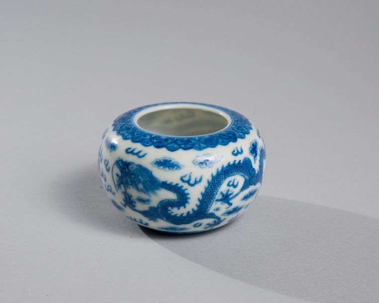 Null RINCE-PINCEAU en porcelaine bleu blanc à décor de dragons, porte la marque &hellip;