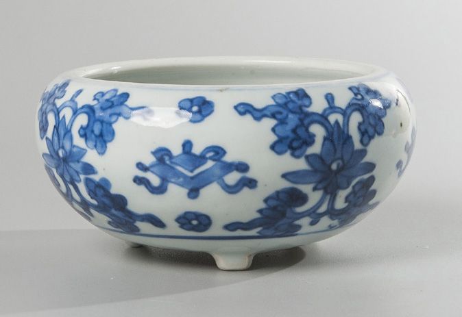 Null BRÛLE-PARFUM en porcelaine bleu blanc à décor de lotus.
Chine, XIXème siècl&hellip;