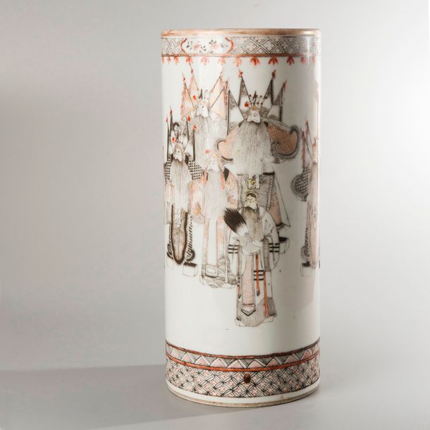 Null VASE ROULEAU en porcelaine émaillé blanc, noir et rouge, à décor de comédie&hellip;