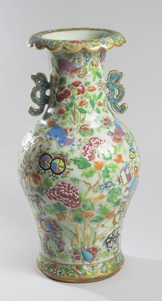 Null Vase de forme balustre et col évasé en porcelaine à décor en émaux de Canto&hellip;