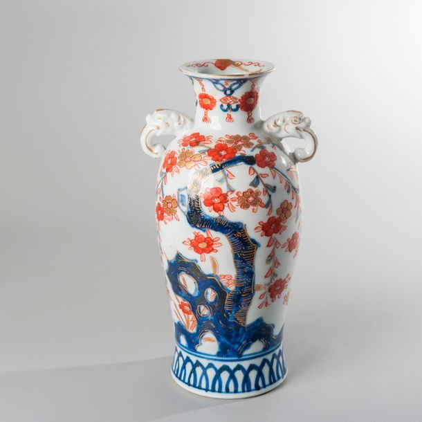 Null VASE À CORPS PANSU en porcelaine de style
Imari à deux anses en forme de tê&hellip;