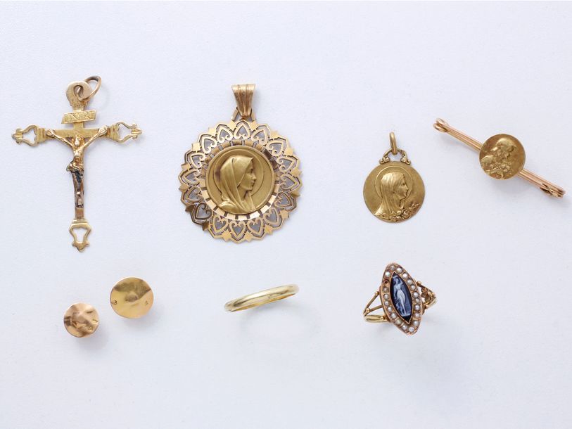Null Lot en or 750 et 585 millièmes, composé de 3 pendentifs religieux, 2 bouton&hellip;