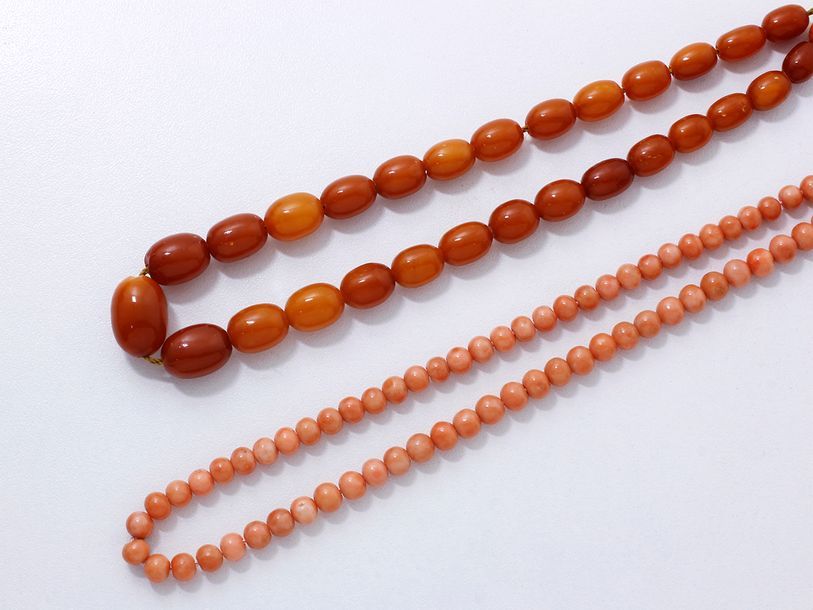 Null Lot composé de 2 colliers de perles de corail et d'ambre, agrémentés de fer&hellip;