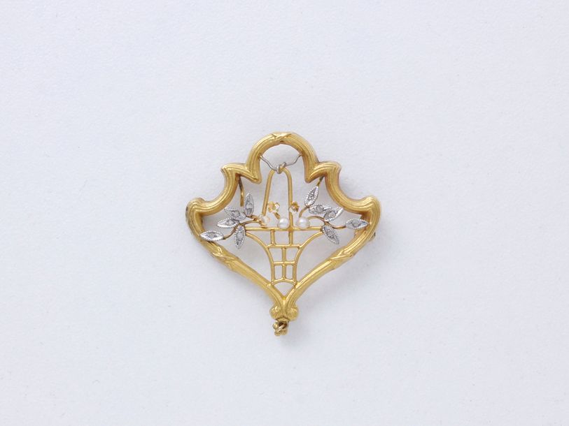 Null Broche pendentif en or 750 millièmes stylisant un panier décoré de perles e&hellip;