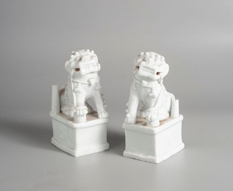 Null PAIRE DE CHIENS DE FU en porcelaine émaillé blanc De Hua.

Chine, Dynastie &hellip;