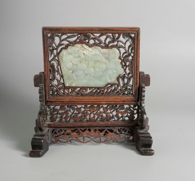 Null ECRAN DE TABLE en bois serti d’une plaque ovale en jade blanc celadonné fin&hellip;