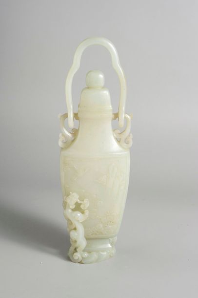 Null PETIT VASE COUVERT de forme balustre à panse aplatie en jade blanc celadonn&hellip;