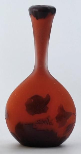 GALLÉ Émile (1846-1904) Petit vase soliflore à base ovoïde aplati Épreuve de tir&hellip;