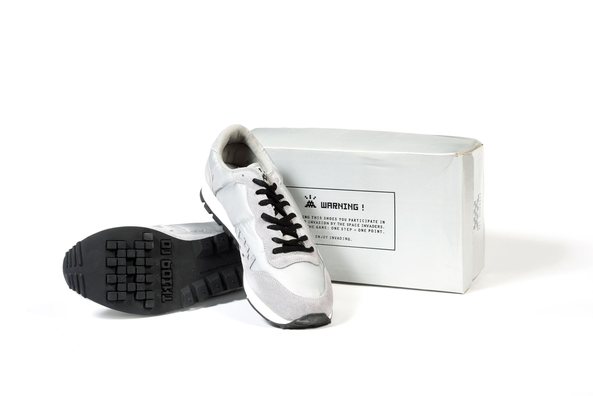 INVADER (Français, né en 1969) Sneaker (Grey)

Paire de baskets avec leur boite &hellip;