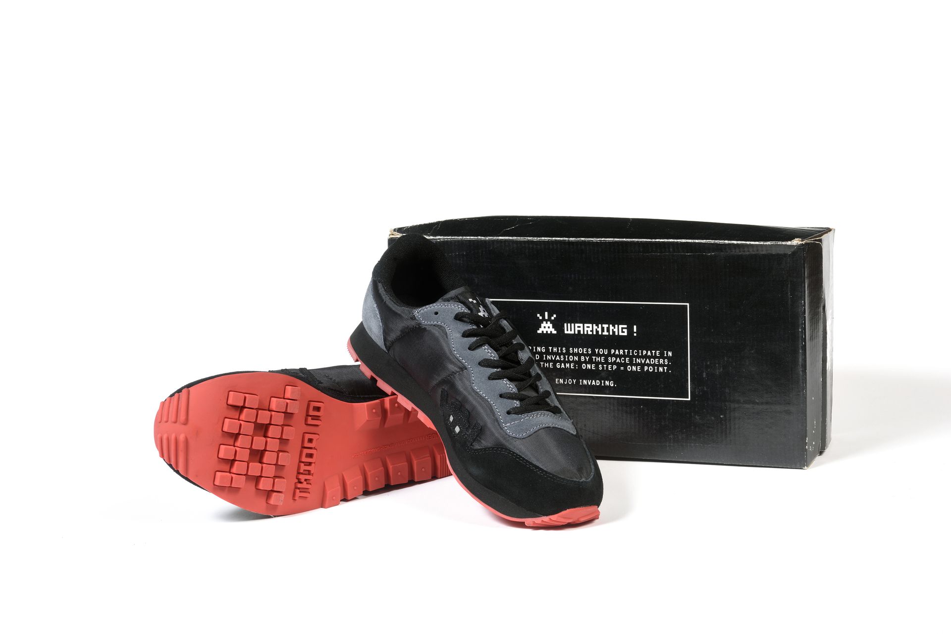 INVADER (Français, né en 1969) Sneaker (Black)

Paire de baskets avec leur boite&hellip;