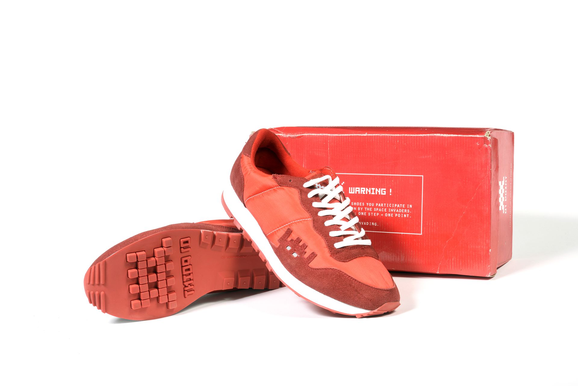 INVADER (Français, né en 1969) Sneaker (Red)

Paire de baskets avec leur boite d&hellip;