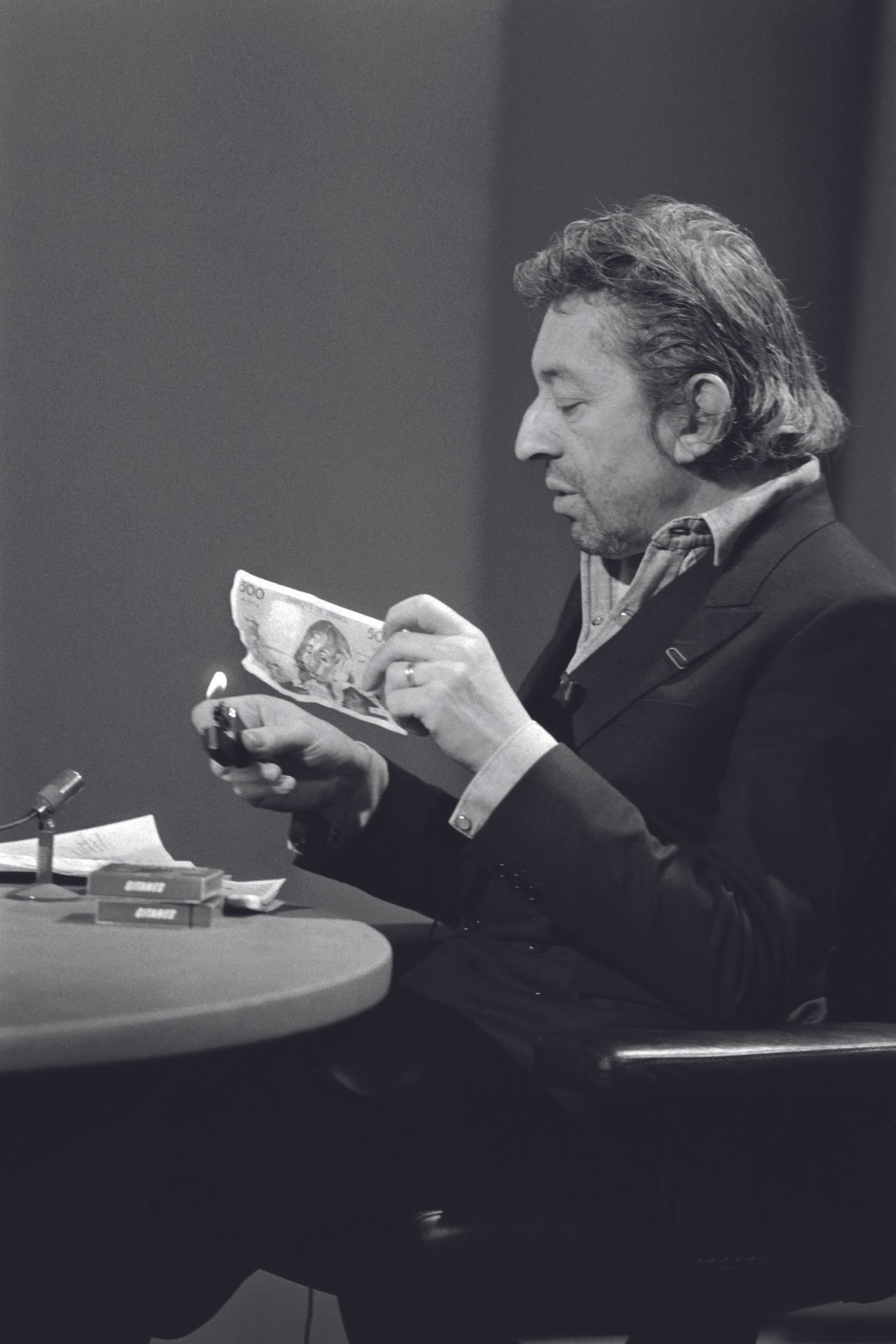 AFP - Philippe WOJAZER AFP - Philippe WOJAZER

Serge Gainsbourg burns a 500-fran&hellip;