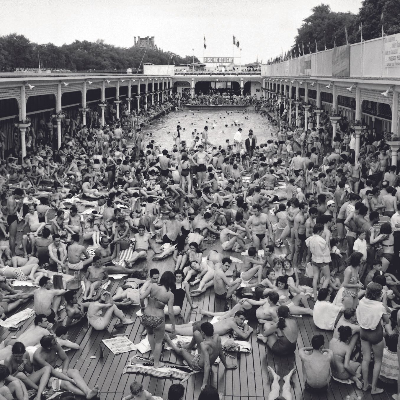AFP AFP

热浪中的 "Deligny "游泳池。

1957年6月16日，巴黎。

照片印在银色数码巴里塔纸上，法新社干印右下方，背面有法新社特别版印章&hellip;