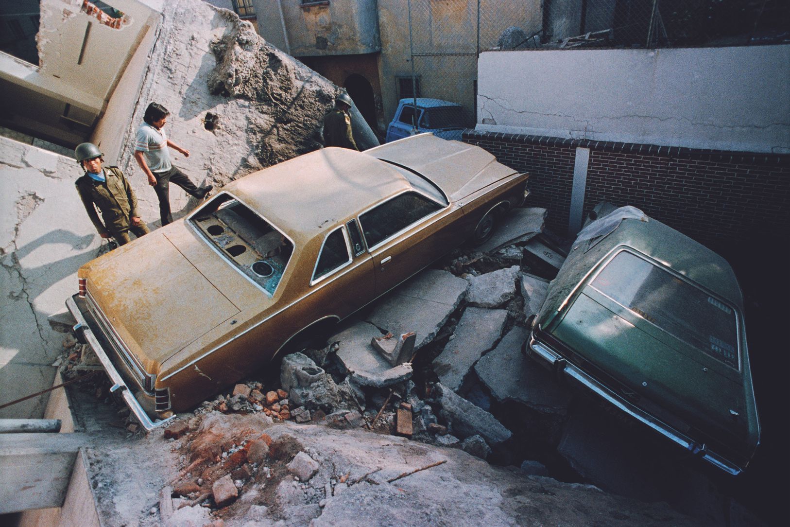 AFP AFP

墨西哥城一个倒塌的停车场的瓦砾。

地震发生后，部分地区被夷为平地。

城市的一部分，并杀害了近30,000人。

1985年9月19日。

&hellip;