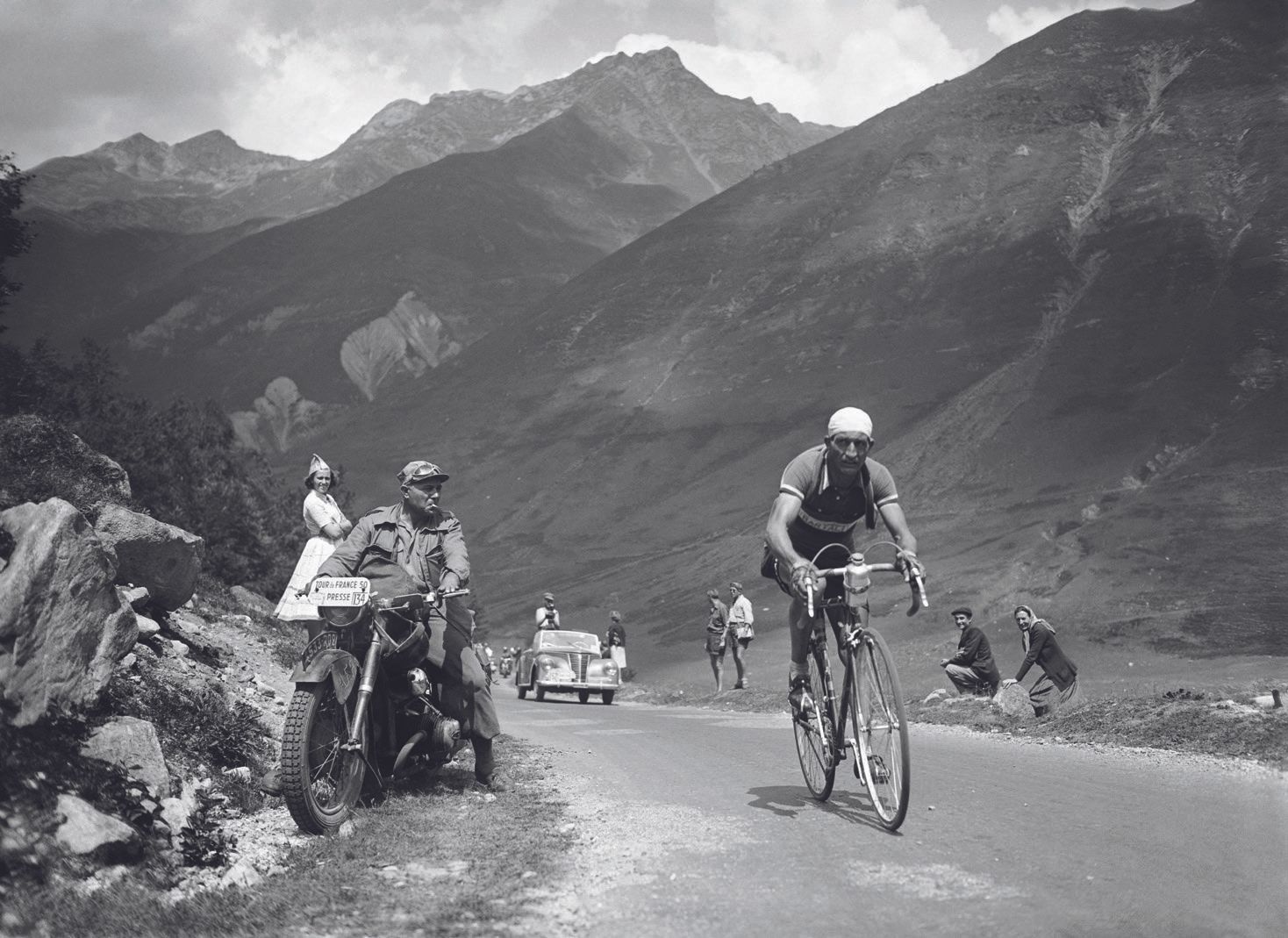 AFP AFP

El jinete italiano Gino Bartali el 25 de julio de 1950 en los Pirineos
&hellip;