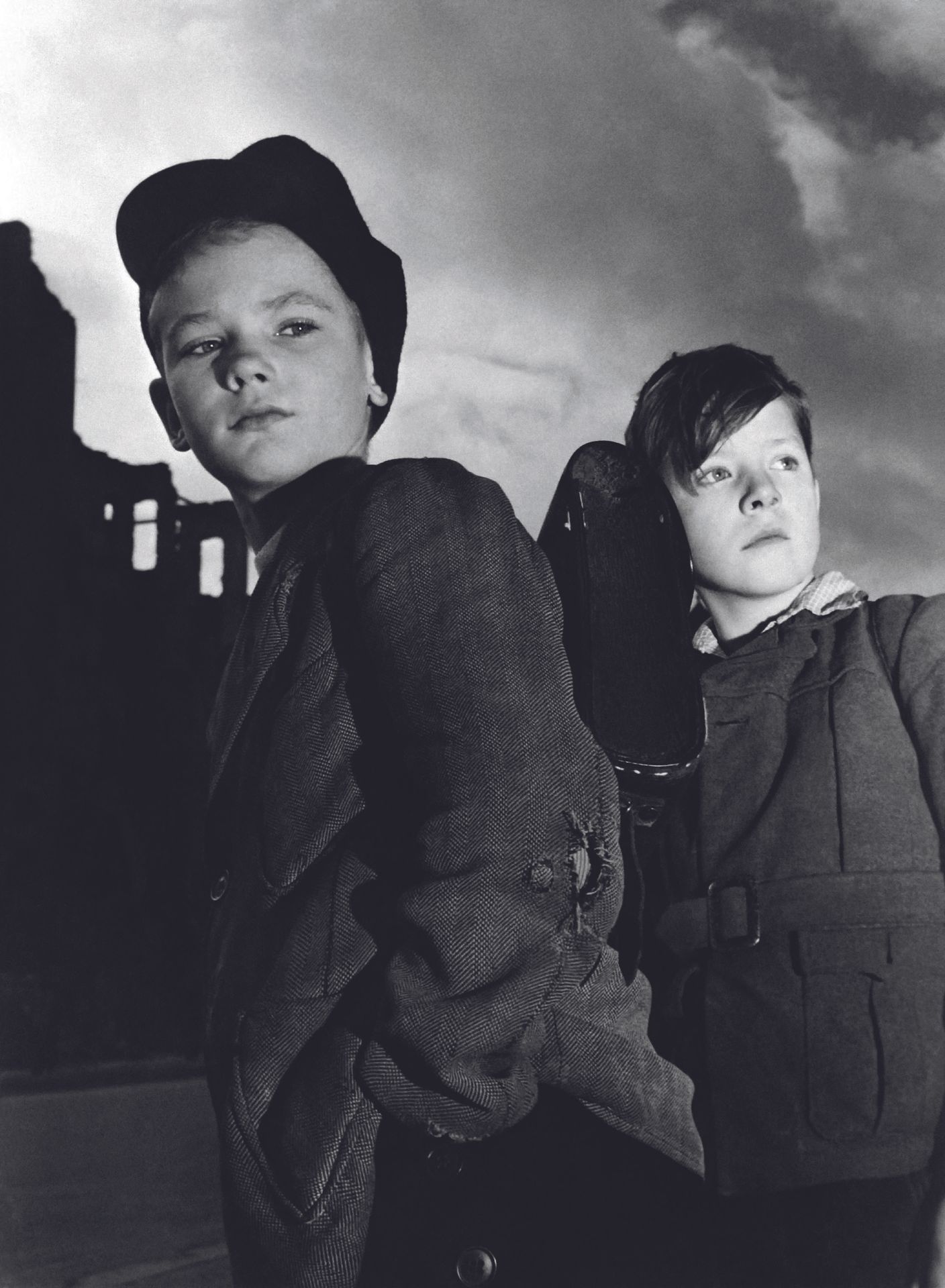 AFP - Jean MANZON 法新社 - Jean MANZON

两个年轻的柏林人在城市的废墟上

1948年12月，柏林被封锁期间。

照片在银色数码&hellip;