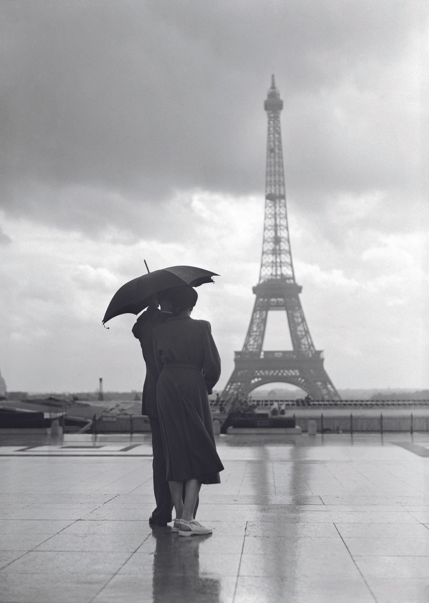 AFP AFP

Un couple face à la Tour Eiffel sur l’esplanade

du Trocadéro pendant l&hellip;