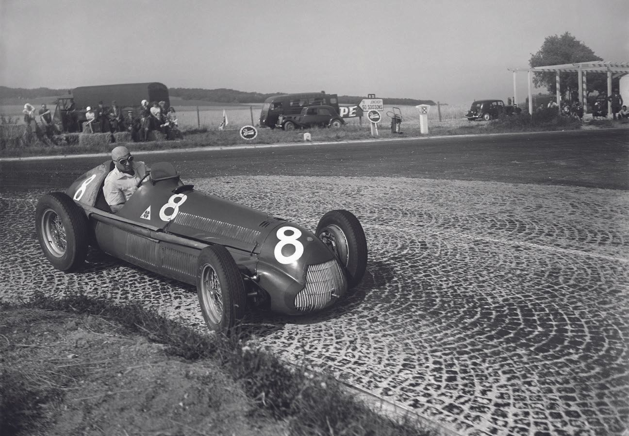 AFP AFP

阿根廷车手胡安-曼努埃尔-范吉奥获胜

1951年7月1日，在兰斯的Gueux赛道上举行了欧洲大奖赛。

照片印在银色数码巴里塔纸上，法新社干&hellip;